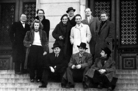 Membres de l'association de La Jeune Peinture belge à Stockholm (15 mn avant l'accident) de gauche à droite : Willy Anthoons, Gaston Bertrand, Louis Van Lint, Marc Mendelson, Mig Quinet, Raymond Cossé, George Collignon, Edouard Pignon, René Lust, Henri Rosen (Suède), Emile Mahy